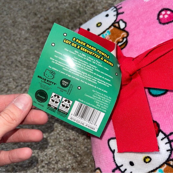 Hello Kitty Gingerbread Hand Towel Set - Picture 3 of 4
